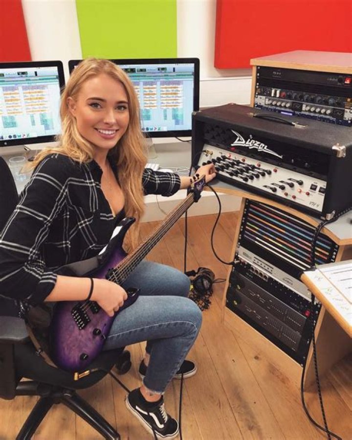 Sophie Lloyd ·